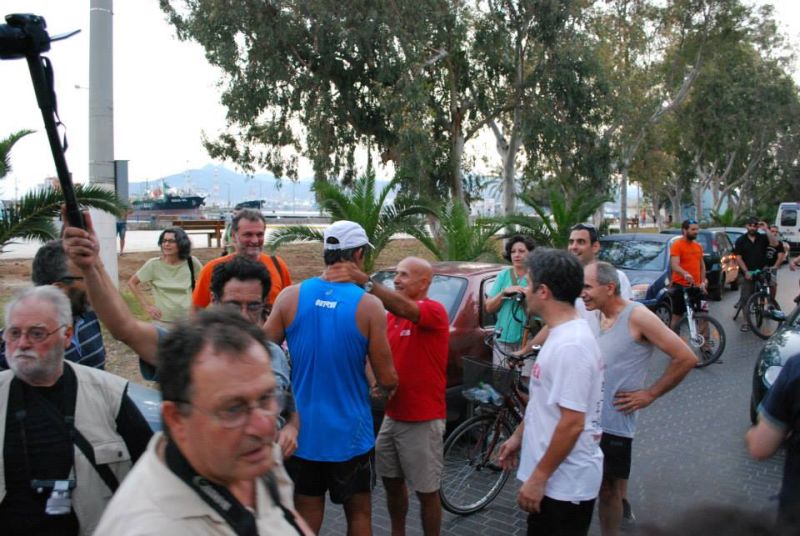 Η Ελευσίνα υποδέχτηκε τον μαραθωνοδρόμο Άγη Εμμανουήλ βροντοφωνάζοντας: ΚΑΤΩ ΤΑ ΧΕΡΙΑ ΑΠ’ ΤΟΝ «ΦΟΝΙΑ»! 14 10418858 815457138465015 8194171369202904752 n