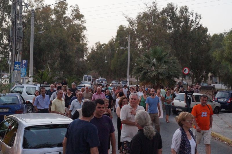 Η Ελευσίνα υποδέχτηκε τον μαραθωνοδρόμο Άγη Εμμανουήλ βροντοφωνάζοντας: ΚΑΤΩ ΤΑ ΧΕΡΙΑ ΑΠ’ ΤΟΝ «ΦΟΝΙΑ»! 17 10548029 339658182857078 633610146740974352 o