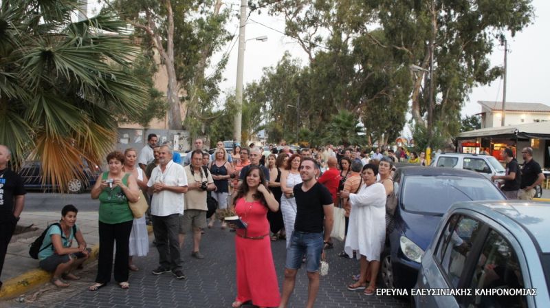 Η Ελευσίνα υποδέχτηκε τον μαραθωνοδρόμο Άγη Εμμανουήλ βροντοφωνάζοντας: ΚΑΤΩ ΤΑ ΧΕΡΙΑ ΑΠ’ ΤΟΝ «ΦΟΝΙΑ»! 11 2014 07 08 16