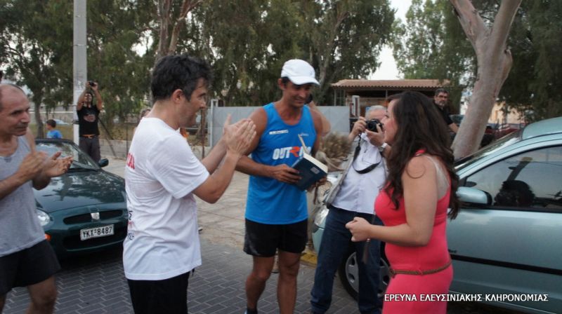 Η Ελευσίνα υποδέχτηκε τον μαραθωνοδρόμο Άγη Εμμανουήλ βροντοφωνάζοντας: ΚΑΤΩ ΤΑ ΧΕΡΙΑ ΑΠ’ ΤΟΝ «ΦΟΝΙΑ»! 13 2014 07 08 26