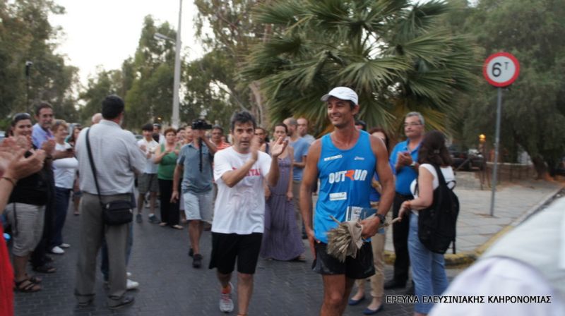 Η Ελευσίνα υποδέχτηκε τον μαραθωνοδρόμο Άγη Εμμανουήλ βροντοφωνάζοντας: ΚΑΤΩ ΤΑ ΧΕΡΙΑ ΑΠ’ ΤΟΝ «ΦΟΝΙΑ»! 15 2014 07 08 35