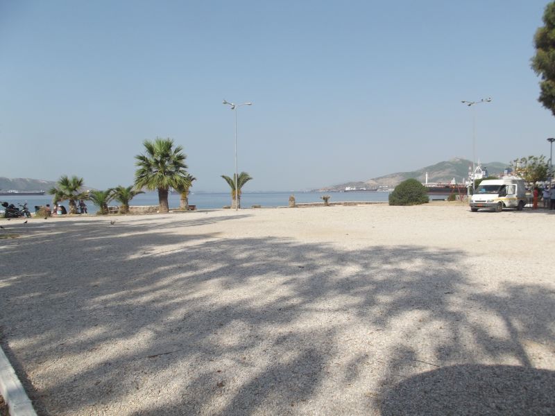 Η Ελευσίνα υποδέχτηκε τον μαραθωνοδρόμο Άγη Εμμανουήλ βροντοφωνάζοντας: ΚΑΤΩ ΤΑ ΧΕΡΙΑ ΑΠ’ ΤΟΝ «ΦΟΝΙΑ»! 32 DSCF3424
