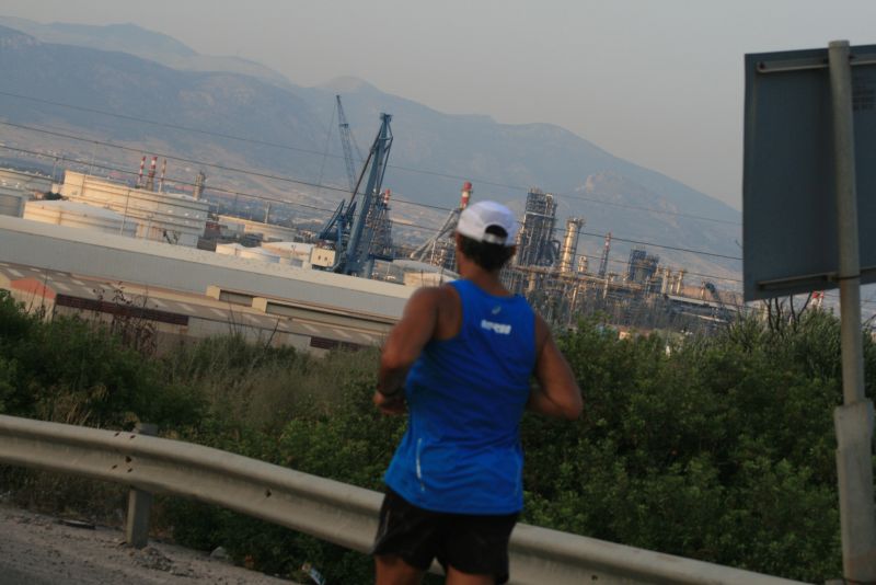 Η Ελευσίνα υποδέχτηκε τον μαραθωνοδρόμο Άγη Εμμανουήλ βροντοφωνάζοντας: ΚΑΤΩ ΤΑ ΧΕΡΙΑ ΑΠ’ ΤΟΝ «ΦΟΝΙΑ»! 4 IMG 2447