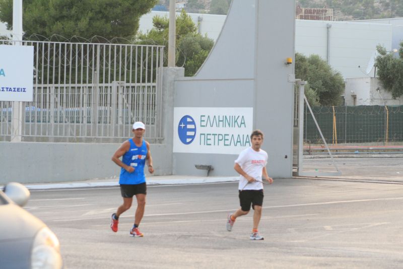 Η Ελευσίνα υποδέχτηκε τον μαραθωνοδρόμο Άγη Εμμανουήλ βροντοφωνάζοντας: ΚΑΤΩ ΤΑ ΧΕΡΙΑ ΑΠ’ ΤΟΝ «ΦΟΝΙΑ»! 6 IMG 2495