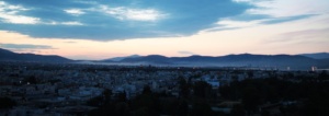  Ένας υμένας έχει καθίσει πάνω από τον Ασπρόπυργο. Λήψη από τα Λατομεία Ελευσίνας  [ΦΩΤΟ: DENIS GUZZO]